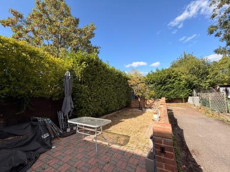 3 bedroom Semi-detached house to let in Carshalton Road, Sutton, SM1