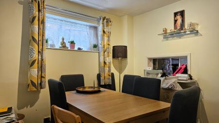 3 bedroom Semi-detached house to let in Carshalton Road, Cheam, Sutton, SM1