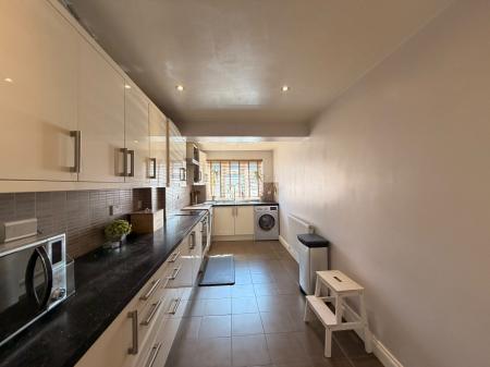 3 bedroom Semi-detached house to let in Carshalton Road, Sutton, SM1