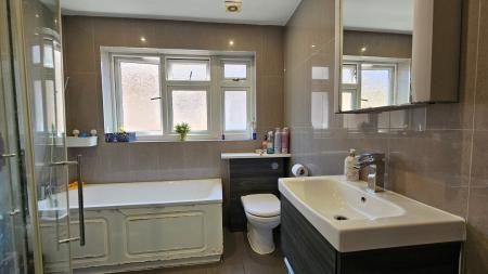 3 bedroom Semi-detached house to let in Carshalton Road, Cheam, Sutton, SM1