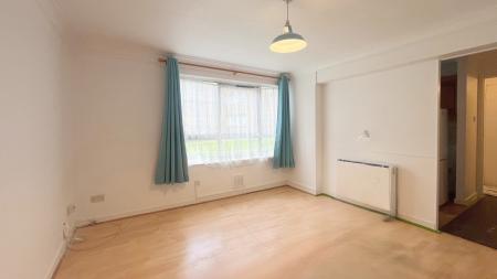 1 bedroom Studio flat for sale in Grove Road, Sutton, SM1
