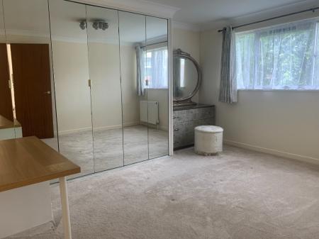 2 bedroom Flat to let in Homefield Park, Sutton, SM1