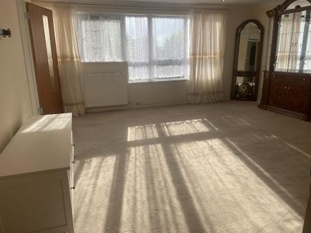 2 bedroom Flat to let in Homefield Park, Sutton, SM1