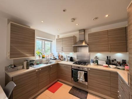 2 bedroom Flat to let in Damson Way, Carshalton, SM5
