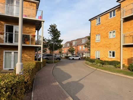 2 bedroom Flat to let in Damson Way, Carshalton, SM5