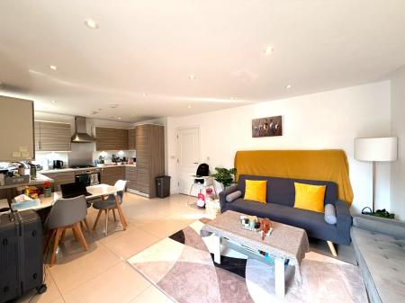 2 bedroom Flat to let in Damson Way, Carshalton, SM5