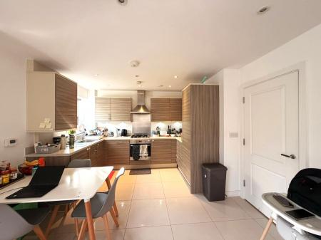 2 bedroom Flat to let in Damson Way, Carshalton, SM5