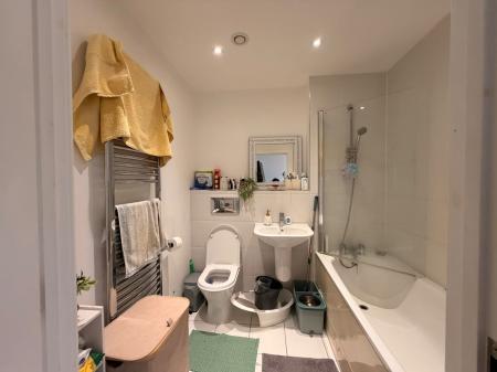 2 bedroom Flat to let in Damson Way, Carshalton, SM5
