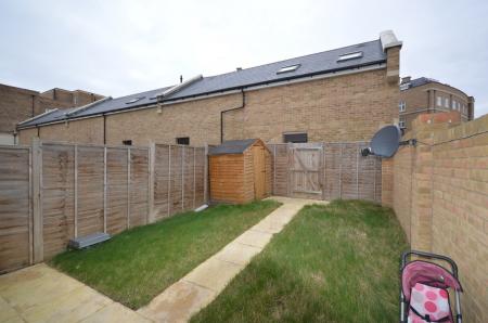 4 bedroom End of terrace house to let in Mackintosh Street, Bromley, BR2