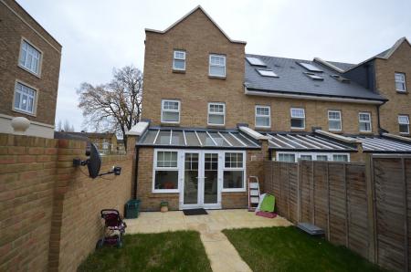 4 bedroom End of terrace house to let in Mackintosh Street, Bromley, BR2