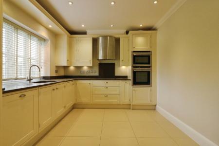 3 bedroom Detached house to let in Church Street, Welwyn, AL6