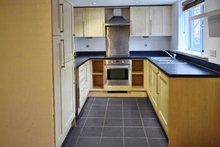2 bedroom Flat to let in Wharf Way, Hunton Bridge, Kings Langley, WD4