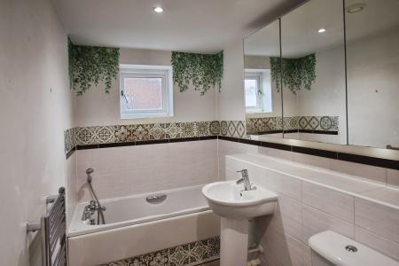 2 bedroom Flat to let in Wharf Way, Hunton Bridge, Kings Langley, WD4