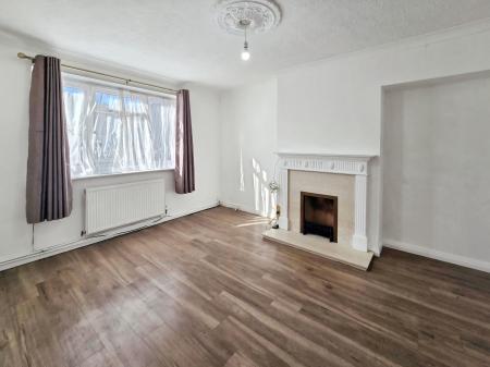 3 bedroom Terraced House to let in Lytton Road, Chadwell St Mary, Grays, RM16