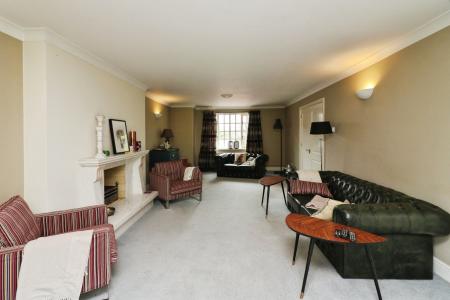 5 bedroom Detached house to let in Bracken Lane, Welwyn, AL6