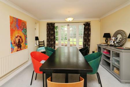 5 bedroom Detached house to let in Bracken Lane, Welwyn, AL6