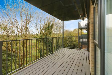 2 bedroom Flat to let in Home Park Mill Link, Kings Langley, WD4