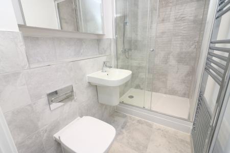 2 bedroom Flat to let in Home Park Mill Link, Kings Langley, WD4