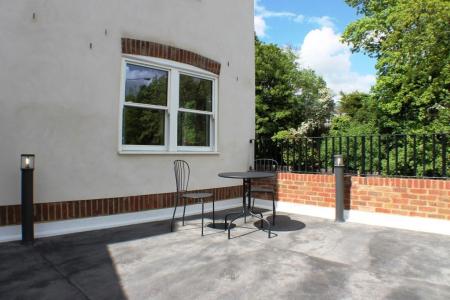 1 bedroom Flat to let in Approach Road, St Albans, AL1