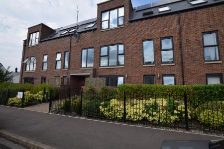 2 bedroom Flat to let in Hedley Road, St Albans, AL1
