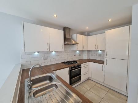 4 bedroom Town house to let in Merriall Close, Swanscombe, DA10