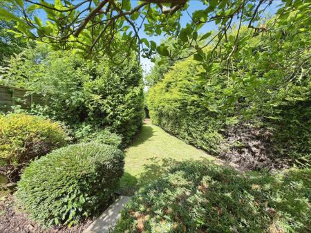 4 bedroom Semi-detached house to let in London Road Woolmer Green, Woolmer Green, SG3