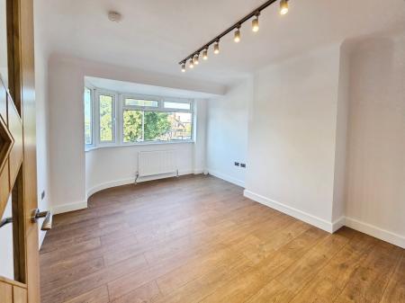 2 bedroom Maisonette to let in Honeypot Lane, Stanmore, HA7