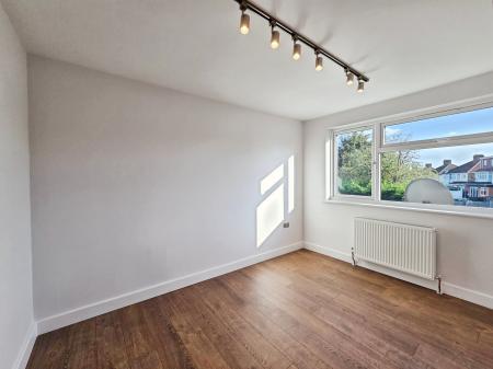 2 bedroom Maisonette to let in Honeypot Lane, Stanmore, HA7
