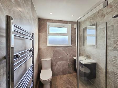 2 bedroom Maisonette to let in Honeypot Lane, Stanmore, HA7
