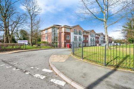 2 bedroom Flat for sale in Heyeswood, Haydock, WA11