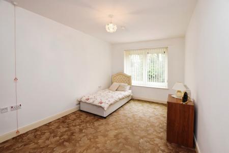 2 bedroom Flat for sale in Heyeswood, Haydock, WA11