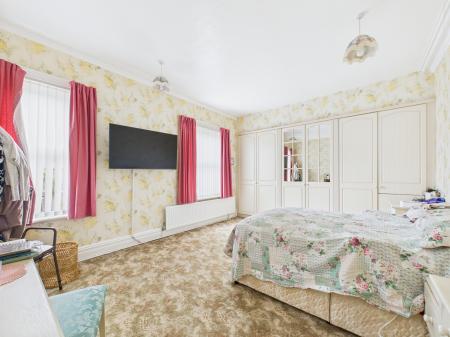 4 bedroom Semi-detached house for sale in Queens Road, West Park, St Helens, WA10