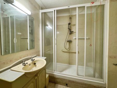 1 bedroom Apartment for sale in Swan Court, Banbury Rd, Stratford-upon-Avon, CV37