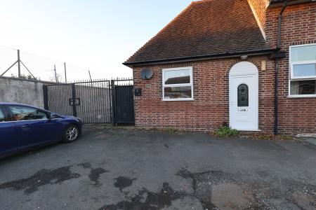 1 bedroom Studio flat to let in Gorsty Hill Road, Halesowen, B65