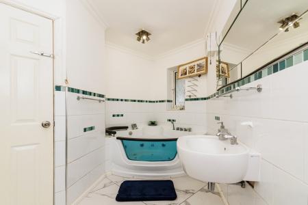 8 bedroom Semi-detached house to let in Pool Lane, Oldbury, B69