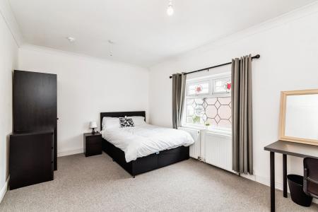 8 bedroom Semi-detached house to let in Pool Lane, Oldbury, B69