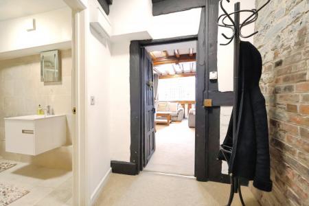 2 bedroom Flat to let in High Street, Central, Stratford-upon-Avon, CV37