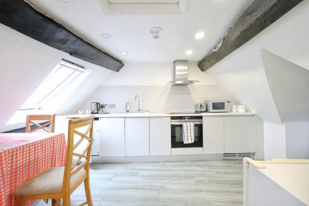 2 bedroom Flat to let in High Street, Central, Stratford-upon-Avon, CV37