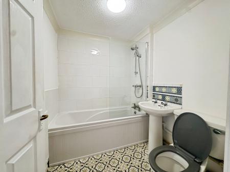 2 bedroom Flat for sale in Devere Court, Clopton Road, Stratford-upon-Avon, CV37