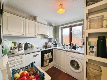 2 bedroom Flat for sale in Devere Court, Clopton Road, Stratford-upon-Avon, CV37
