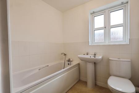4 bedroom Semi-detached house to let in Addison Drive, Stratford-upon-Avon, CV37