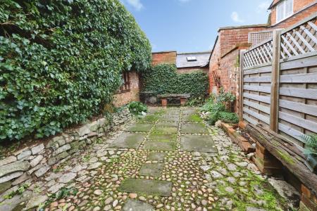 2 bedroom Terraced House to let in Chapel Street, Wellesbourne, CV35