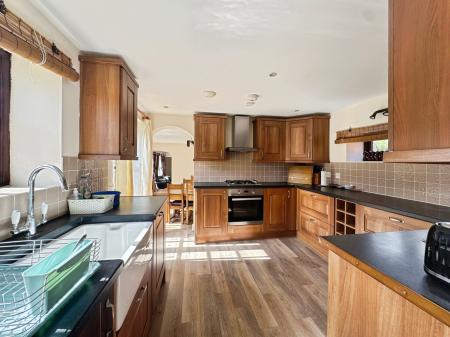 5 bedroom Detached house to let in Church Lane, Shottery, Stratford-upon-Avon, CV37