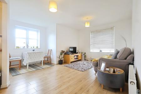 2 bedroom Flat to let in Addison Drive, Trinity Mead, Stratford-upon-Avon, CV37