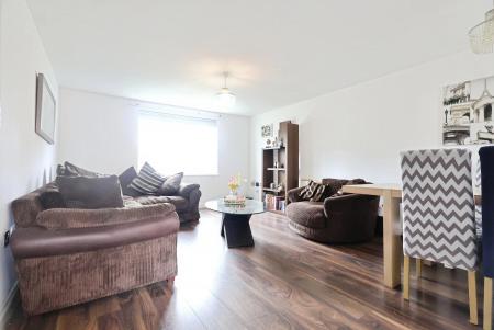 2 bedroom Flat for sale in Hamlet Way, Stratford-upon-Avon, CV37