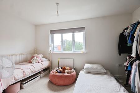 2 bedroom Semi-detached house for sale in Hopper Avenue, Stratford-upon-Avon, CV37