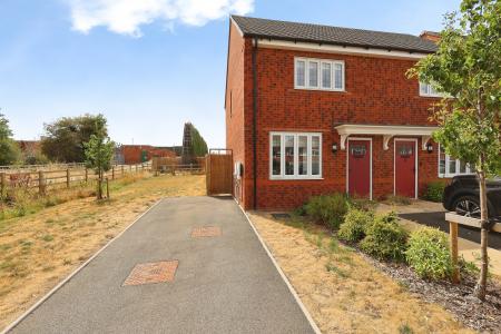 2 bedroom Semi-detached house for sale in Hopper Avenue, Stratford-upon-Avon, CV37