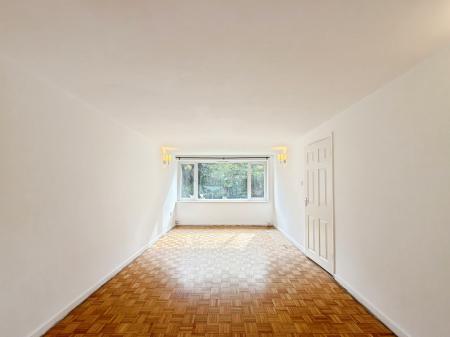2 bedroom Flat to let in Victoria Close, Stratford-upon-Avon, CV37