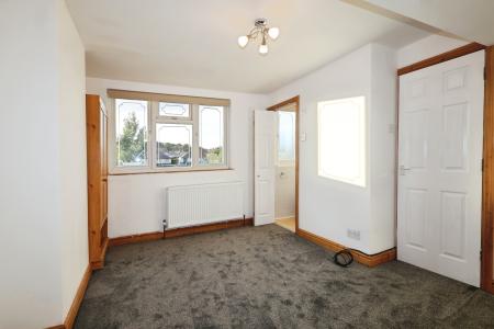4 bedroom Semi-detached house to let in Oldbury Road, Oldbury, B65