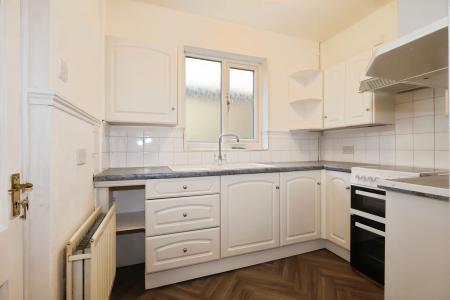 4 bedroom Semi-detached house to let in Oldbury Road, Oldbury, B65